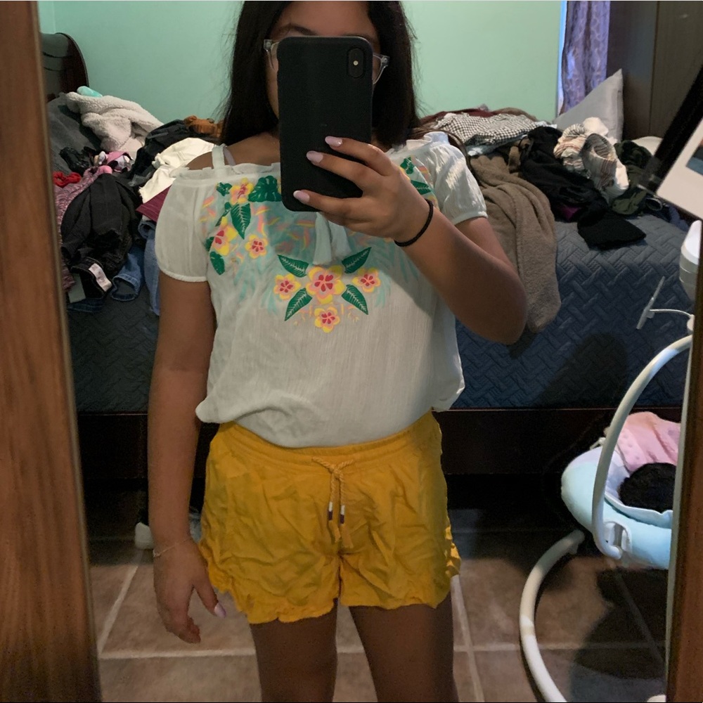 Yellow shorts !